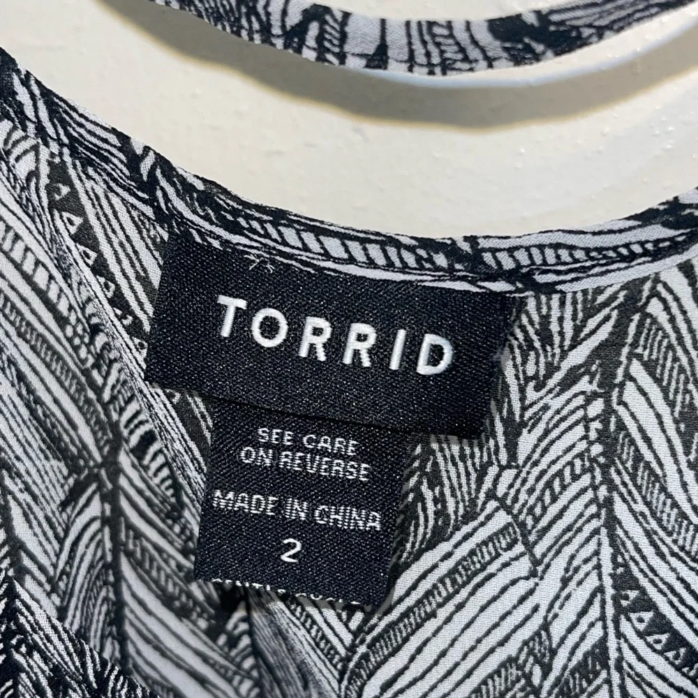 Torrid sheer, black & white, Strappy back tank. Size 2 large GUC - Picture 5 of 8